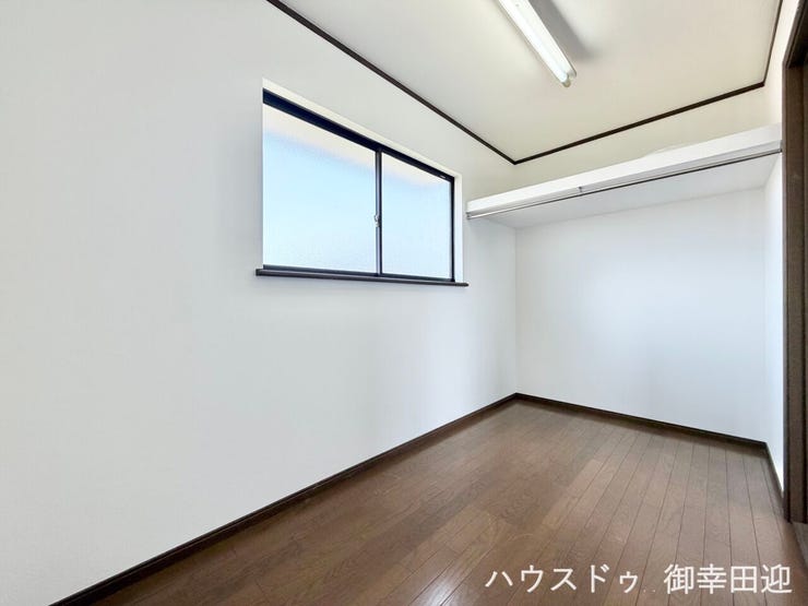 ■2階9帖洋室・納戸■季節物や日用品、趣味の道具までまとめてしまえる便利な場所。住まい全体にゆとりを生み出します。