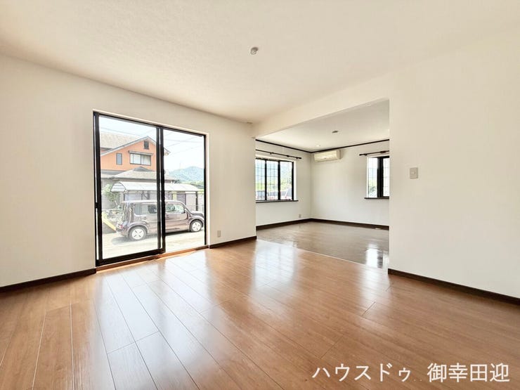 ■リビング■リビング横の和室を洋室へ変更し、LDKと一体感のある開放的な空間にリフォーム。家族がゆったり過ごせる、広々としたLDKに生まれ変わりました。