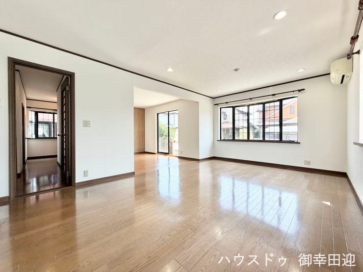 ■安らぎと笑顔の中心地■陽光が優しく降り注ぎ、会話が自然と弾む。ここでは、毎日が特別な時間へと変わります。