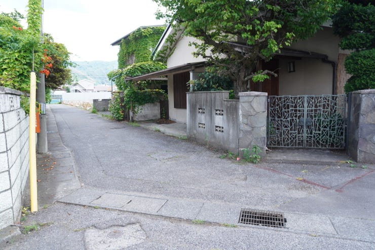 【外観】
前面道路含む現地写真