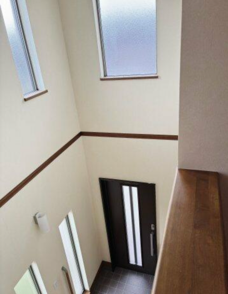 吹抜けから光が差し込む、明るく開放的な玄関です。