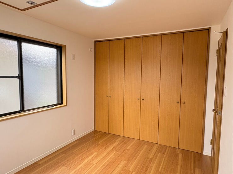 明るい光がたっぷりと届く二面採光の設計により、室内全体が爽やかな雰囲気に包まれます。ベッドやデスクのレイアウトもしやすく、毎日の暮らしを心地よく快適に彩ってくれるお部屋です。