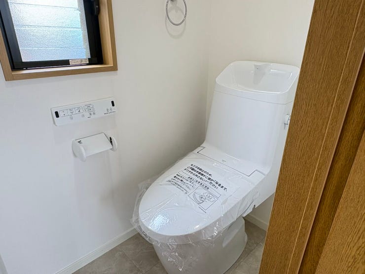 毎日の生活に欠かせないウォシュレット機能付きの快適なトイレ空間です。白を基調としたおだやかな雰囲気に包まれており、いつでも心地よくリラックスして過ごすことができますね。