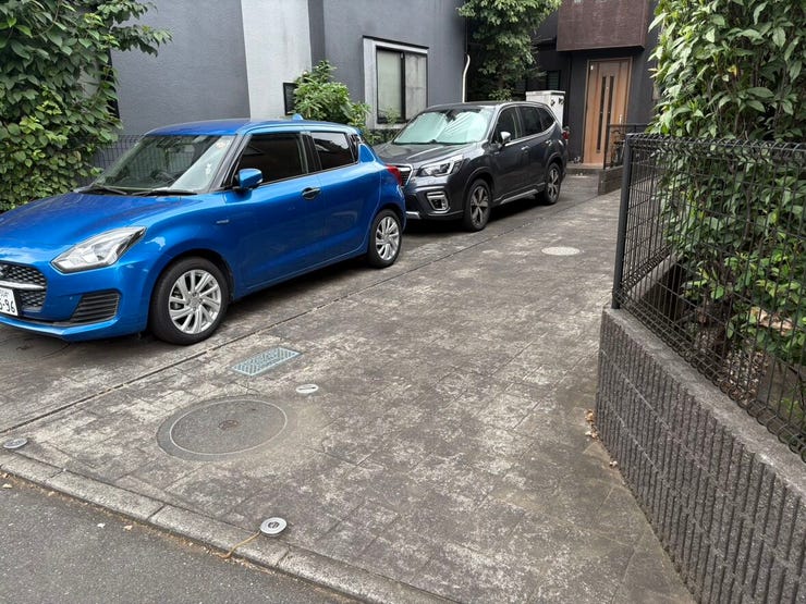 複数台の駐車スペースが確保され、車のスムーズな出し入れが叶うゆとりある敷地です。お出かけや帰宅時の車の動きもスムーズに行え、日々の車生活を心地よく快適にサポートします。