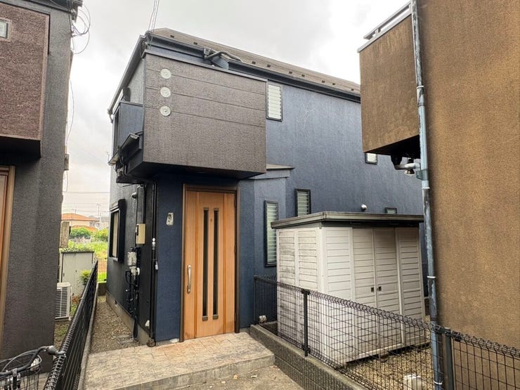 洗練されたダークカラーの外観デザインは、周囲の街並みにも上品に馴染む佇まいです。木目の美しい玄関ドアを開けると、家族みんなを温かく迎え入れてくれる心地よい空間が広がっていますね。