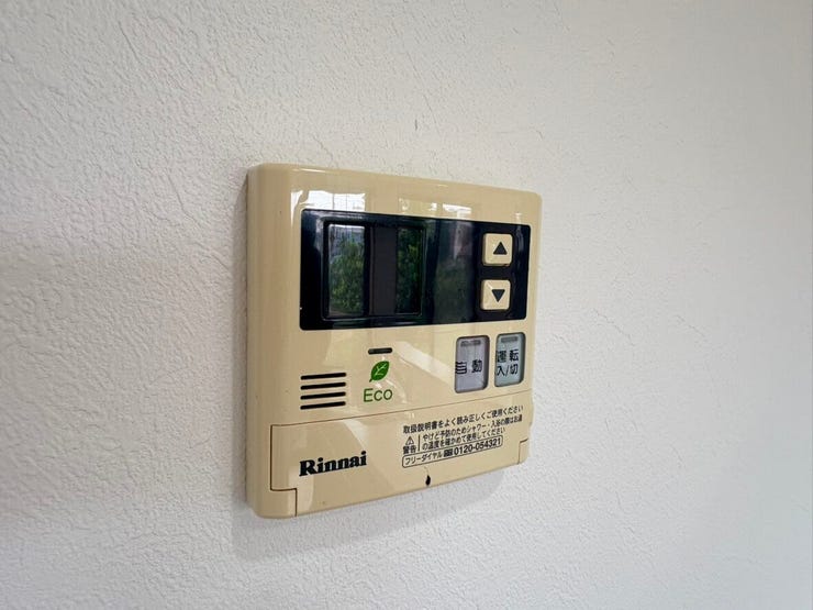 毎日の温度調節や給湯操作が手元で簡単にできるリモコンパネルです。お風呂の準備や家事の合間にもサッと操作が行えるため、日々の暮らしがよりスムーズで快適になります。
