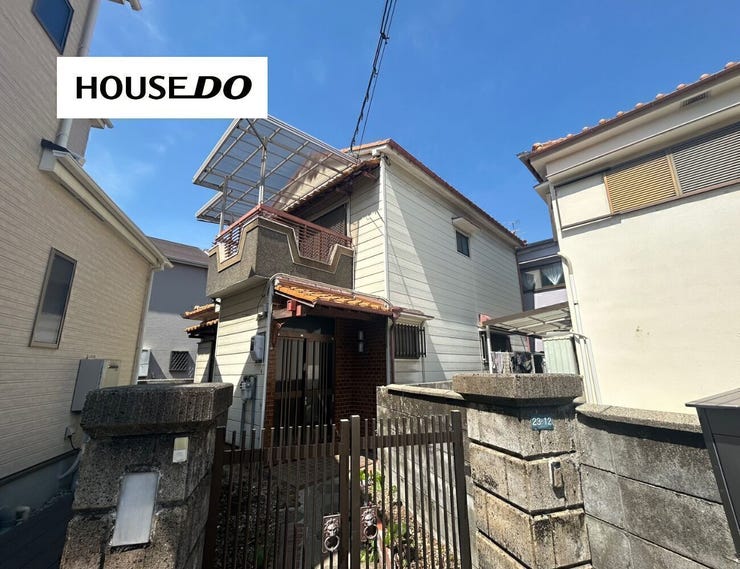 【外観】
門扉のある落ち着いた佇まいが印象的な一戸建て。帰るたびほっとできる雰囲気があります。