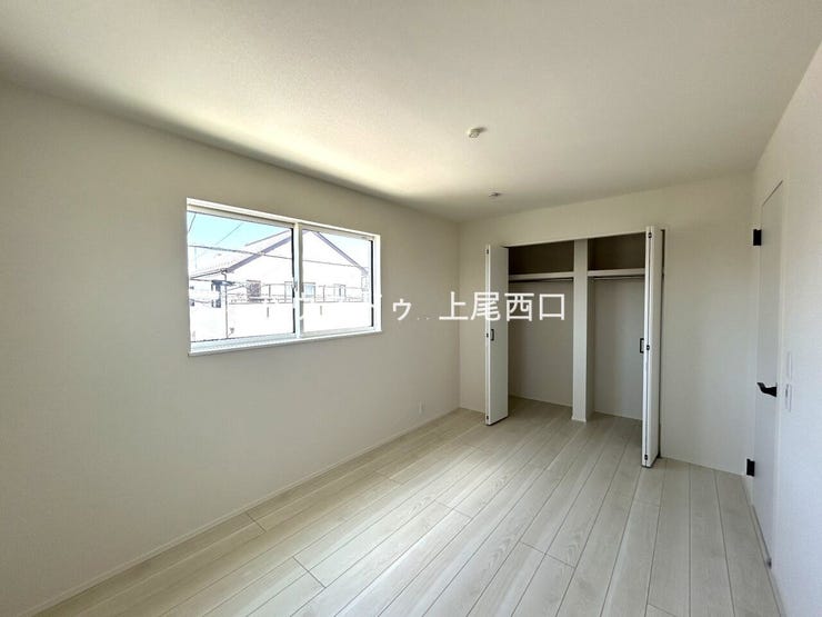 2階洋室(6.7帖)
少し広めの洋室となっており、クローゼットもあるためお子様のお部屋に調度良いです。