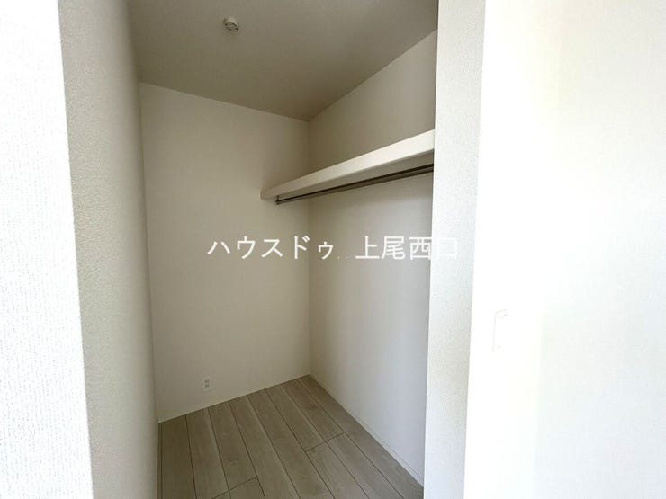 2階洋室(7.5帖)ウォークインクローゼット
ハンガーパイプが付いている為、冬物のコートやスーツ等も収納できます。