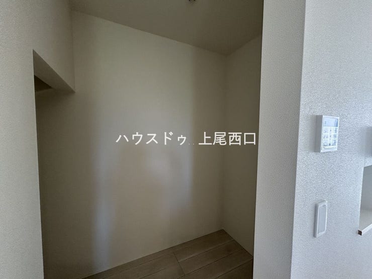 リビング フリースペース
便利なフリースペース。日用品のストックや掃除用品、お子様のおもちゃ等をすっきり収納できます。