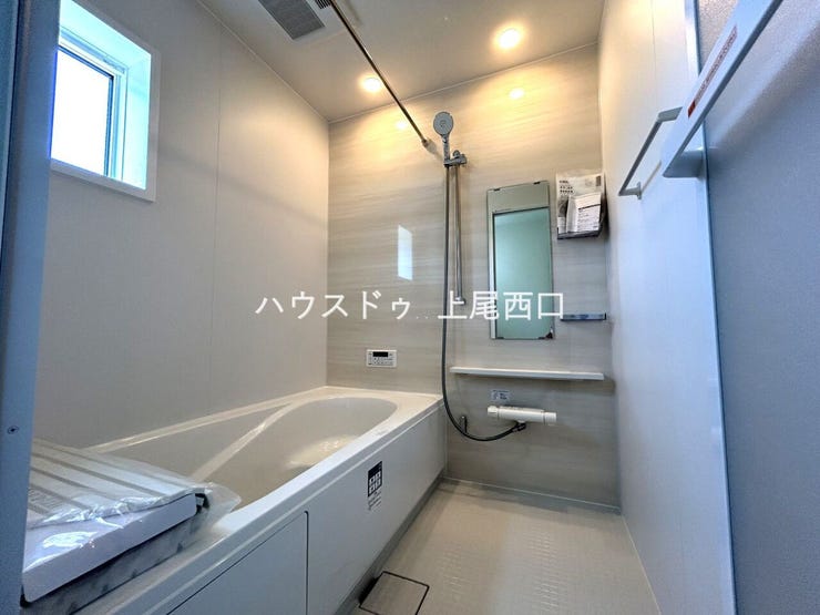 浴室乾燥機とランドリーパイプ付の浴室
小窓も付いているので、自然な空気で浴室内の換気も出来ます。