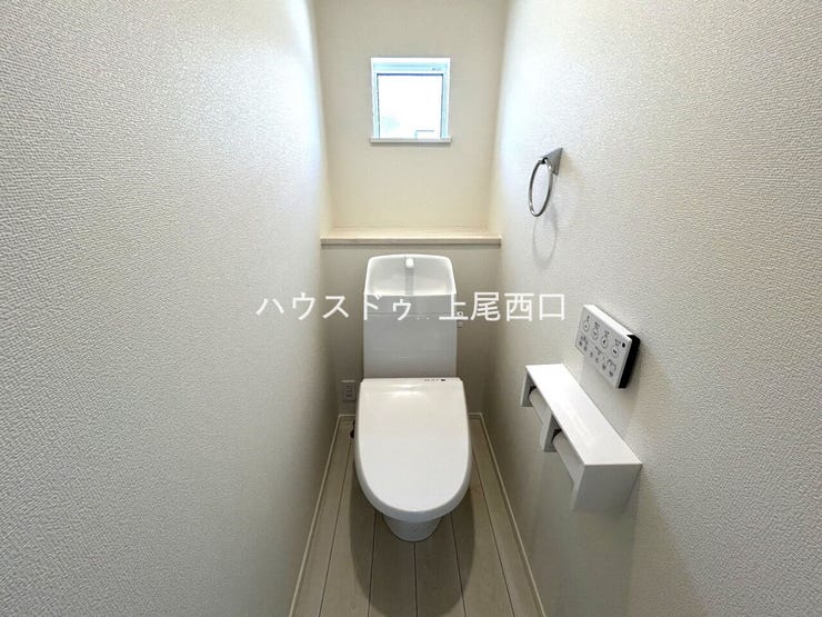 1階トイレ
後ろ側に棚があるので、おそうじシートや芳香剤等がおけます。
小窓も付いているので、トイレ内に自然な明りが入ります。