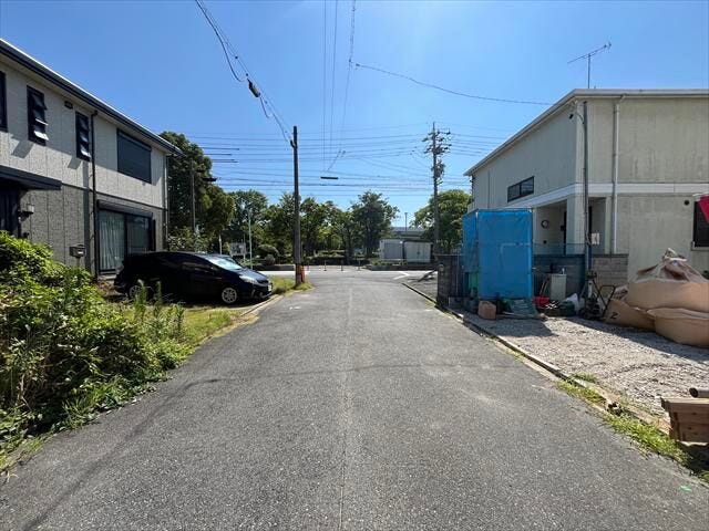 道路の突き当りに「千鳥公園」があります。毎年の夏には納涼盆踊り大会が開催されるそうです♪親子で夏を楽しめますね!