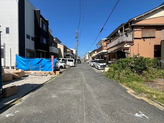 幅員約5.4mの北側前面道路です。2台の車がすれ違うことが出来る道幅です。車の出し入れもゆったりとする事が出来ます。