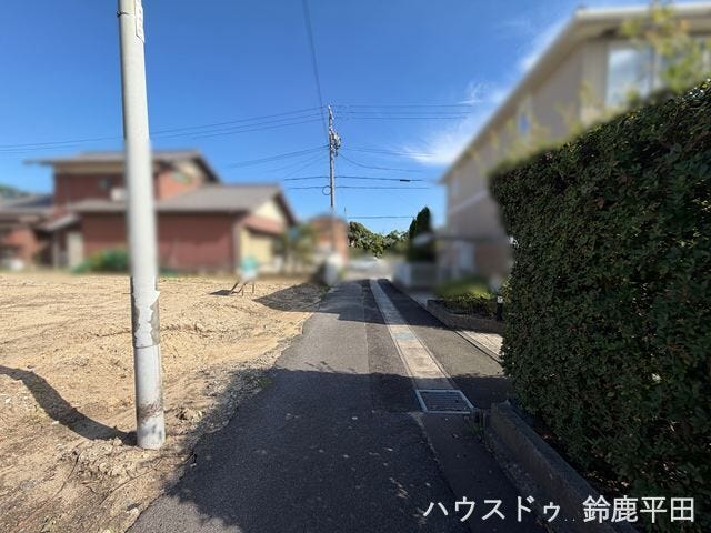 【南西側幅員約3.2m前面道路】閑静な住宅街に位置する落ち着いた住環境が特徴の道路です。(2026年9月17日 撮影)