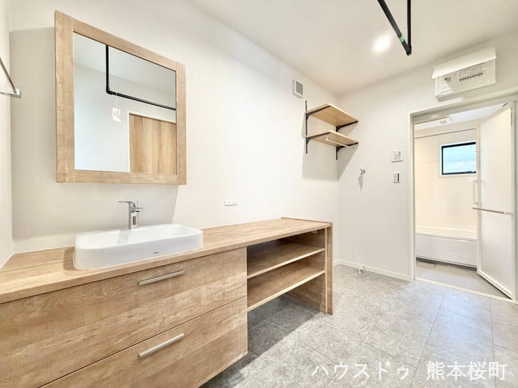 ■清々しいリフレッシュ空間■自分を磨き、気持ちを切り替える。心地よい光が差し込むプライベートスペース。