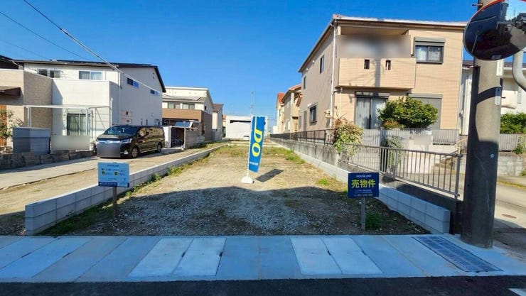 【外観】
広々とした土地が魅力の区画。隣接する住宅との距離が十分に保たれており、プライバシーの確保がしやすい配置。生活利便施設も充実のエリアです。広々とした敷地を活かし、庭付きのゆとりある住まいを実現できます。