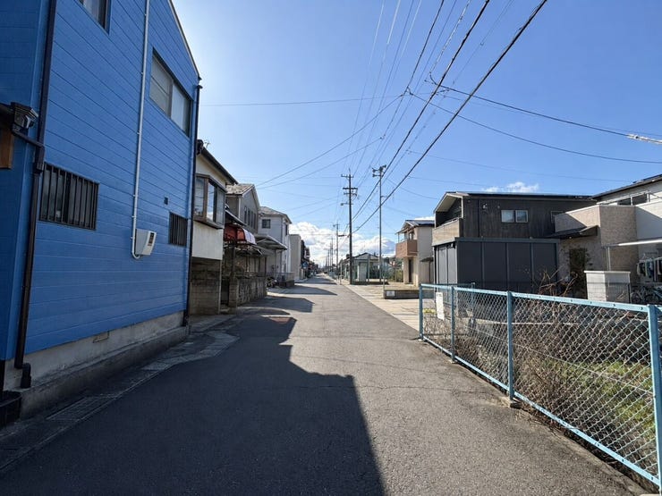 ◆南側道路
前面道路は幅員約6.48m。広い前面道路に面したゆとりある土地で、車の出入りもスムーズ。運転が苦手な方にも安心です。
※AI加工により車を削除しています。