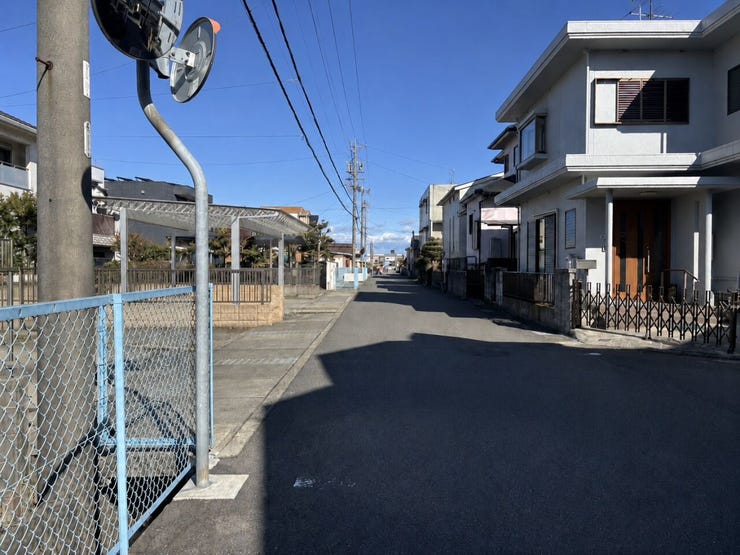 ◆南側道路
建築会社の紹介も可能ですのでお気軽にご相談ください。現地見学も可能です。
※AI加工により車を削除しています。