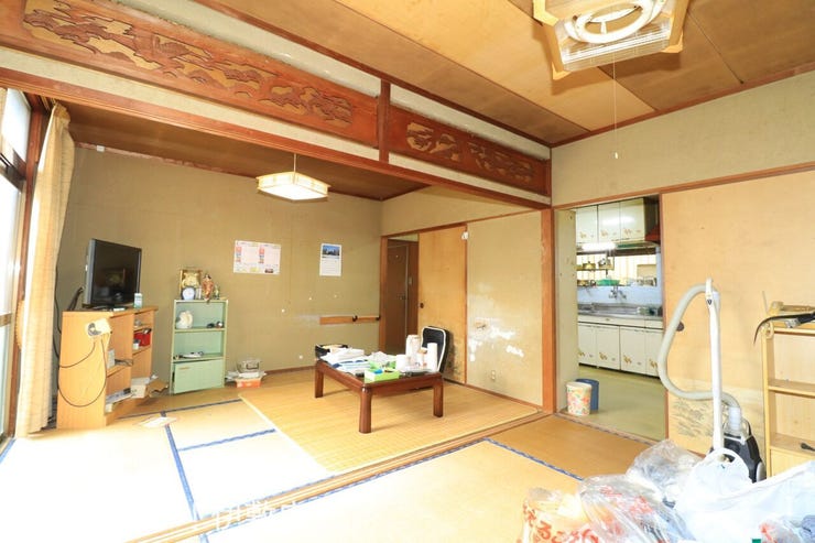 伊集院町麦生田 中古戸建 【和室6帖×和室6帖】
欄間があり、和室の落ち着きのある雰囲気を演出
