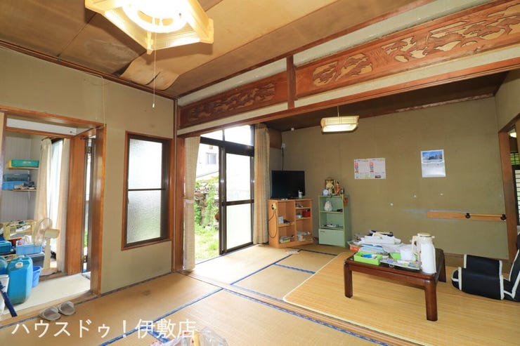 伊集院町麦生田 中古戸建 【和室6帖×和室6帖】
掃き出し窓があり、部屋の奥まで光が入りやすい和室