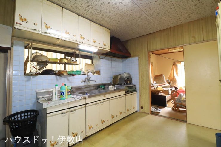 伊集院町麦生田 中古戸建 【ダイニングキッチン】
ダイニングテーブルを置いて家族とゆっくり食事をとりながら、家族だんらんを