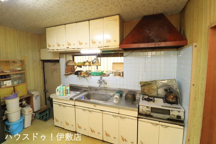 伊集院町麦生田 中古戸建 【キッチン】
上下に収納がついており、収納豊富なキッチン