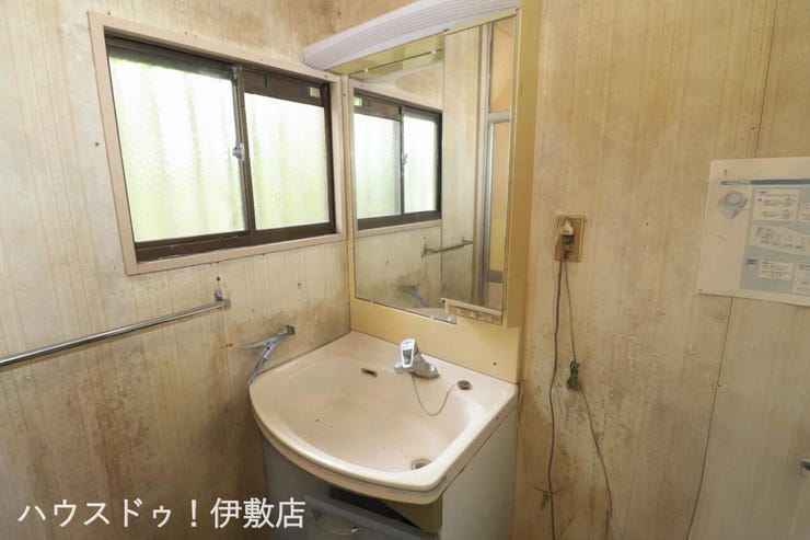 伊集院町麦生田 中古戸建 【洗面台】
南日本ハウスにて無料でリフォーム見積もり致します。ワンストップサービスで物件の購入からリフォーム工事まで弊社にお任せ下さい。
※AIによる家具消し済