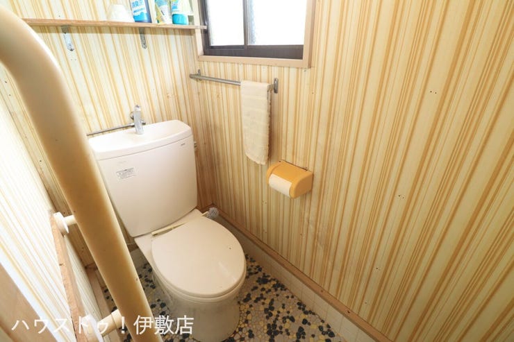 伊集院町麦生田 中古戸建 【トイレ】
南日本ハウスにて無料でリフォーム見積もり致します。ワンストップサービスで物件の購入からリフォーム工事まで弊社にお任せ下さい。