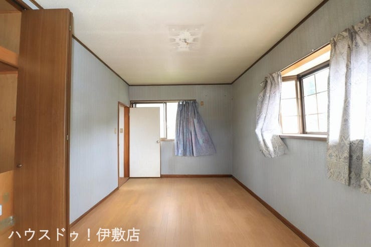 伊集院町麦生田 中古戸建 【2F洋室】
広々とした洋室で一人の時間もゆっくりとくつろげます
※AIによる家具消し済