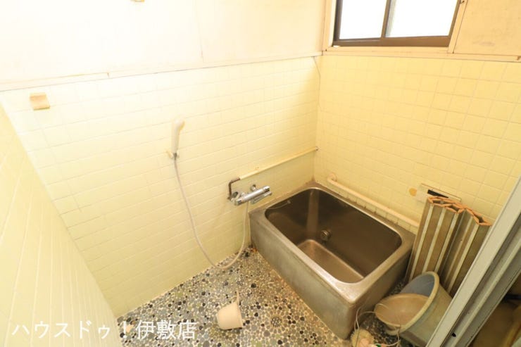 伊集院町麦生田 中古戸建 【浴室】
南日本ハウスにて無料でリフォーム見積もり致します。ワンストップサービスで物件の購入からリフォーム工事まで弊社にお任せ下さい。