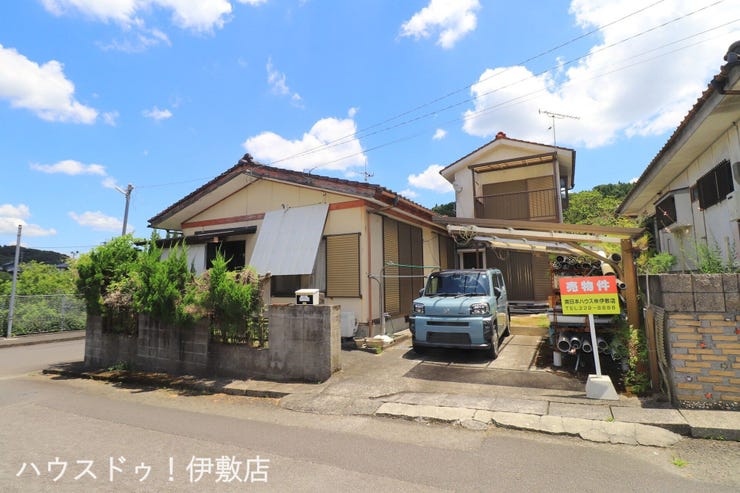 【外観】
【外観写真】
・角地で風通しの良い立地!
・敷地65坪と広々