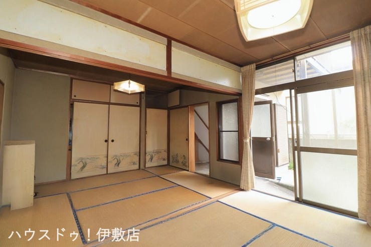 伊集院町麦生田 中古戸建 【和室6帖×和室6帖】
続間になっており、襖を開ければ開放感のある空間
※AIによる家具消し済
