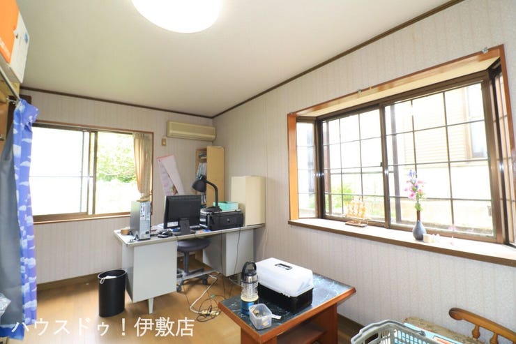 伊集院町麦生田 中古戸建 【1F洋室】
二面に窓があるため一日中安定した明るさが保てます。腰高窓なので家具の配置もしやすく模様替えも楽しめそうです。