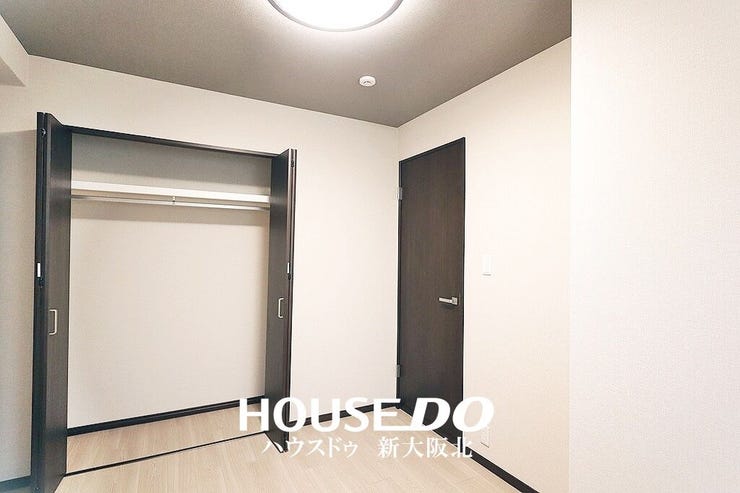 ■大容量のクローゼット!
■お洋服はもちろん、小物や季節家電も収納できてお部屋がスッキリと片付きます!
■造り付けのクローゼットは地震の揺れで倒れる心配がなく、防災面でも安心です!