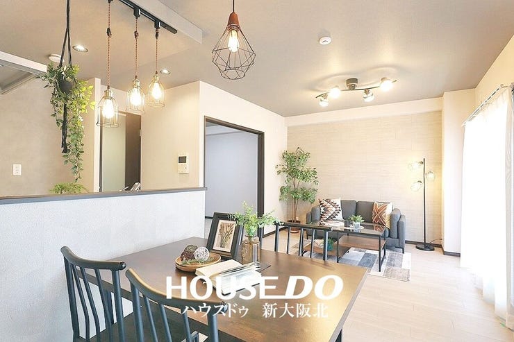 ■白を基調とした明るく開放的なリビング!ご家族との会話も弾みそうですね!
■白はどのような色とも相性がいいので、お客さま好みのコーディネートをお楽しみいただけます!