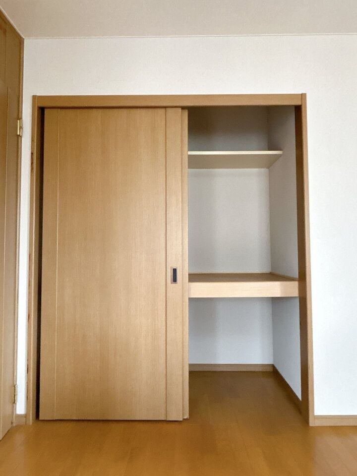 【リフォーム中】2階南側洋室収納です。
