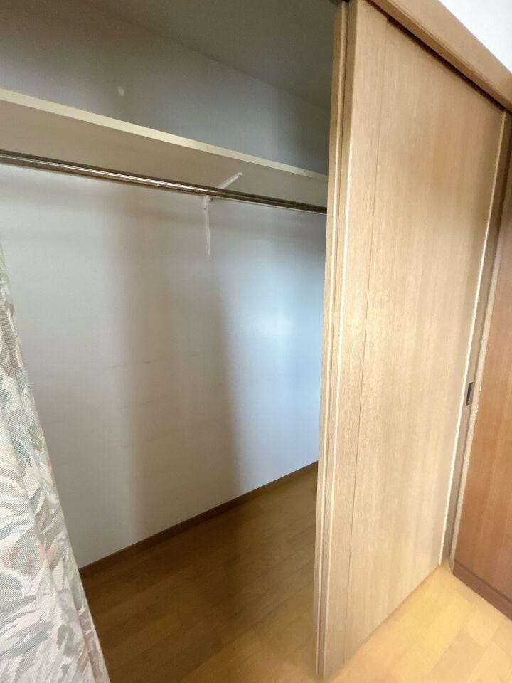 【リフォーム中】2階東側洋室収納です。