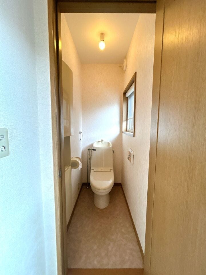 【リフォーム中】トイレです。床はフロアタイル重ね張り、壁はクロス張替え、天井はクロス仕上げを行います。