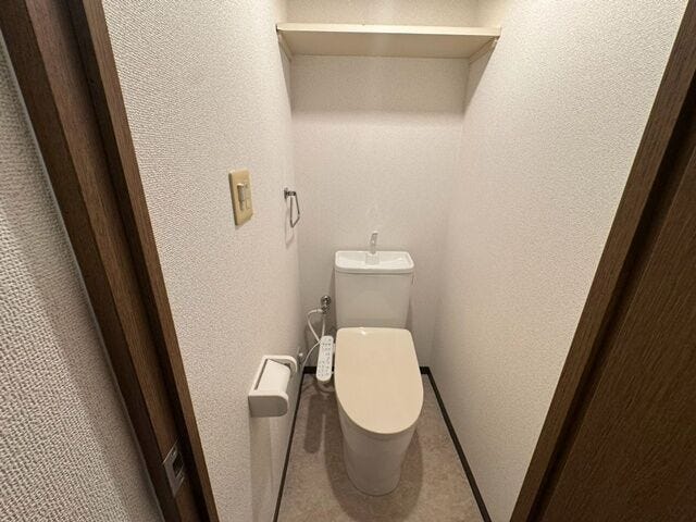アメニティやトイレットペーパーをしまっておける棚を完備!