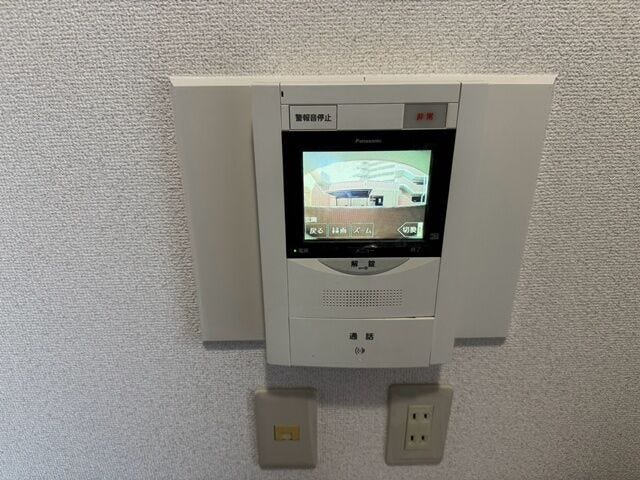訪問者が一目でわかる安心のTVモニター付きインターホン。