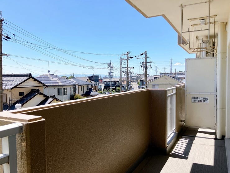 【2WAYバルコニー】
2つの部屋から直接アクセスできるため、動線がスムーズに!
洗濯物の出し入れや着替えの移動もラクに行えます!
家事効率がアップし、家族分の大量の洗濯干しもしやすくなります♪