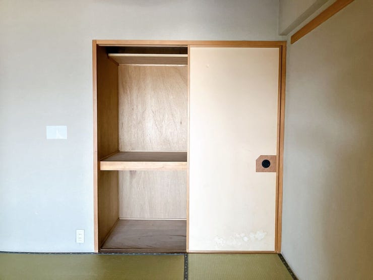 【押入】
奥行きと幅のある押し入れは、布団や季節物の衣類、大型の道具までしっかり収納できる頼もしいスペース♪
和室ならではの落ち着いた雰囲気と調和し、すっきり片付いた心地よい空間を保てます♪