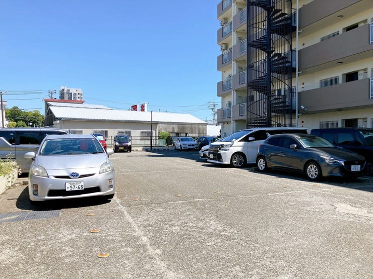 【駐車場】
敷地内には、1台分の継承可能な駐車場を確保しています!
月額4000円で利用できるため、車を所有している方でも新たに駐車場を探す必要がなく、安心してお住まいいただけます♪