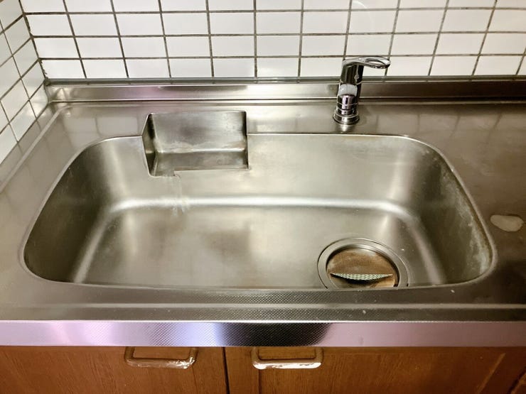 【シンク】
深めの設計のシンクは水撥ねがしづらく、食器類を多く置けるため毎日の洗い物のストレスを軽減します♪
さらに高めの位置に水栓があるため、大きなフライパンやまな板も洗いやすいです♪
