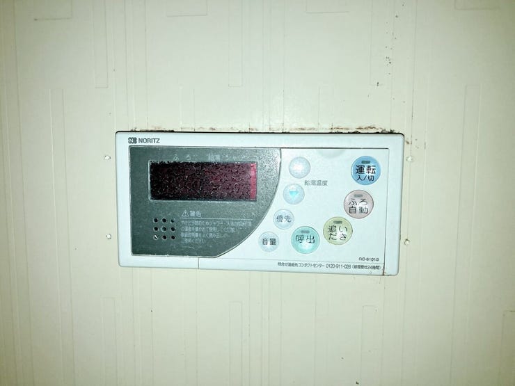 【浴室リモコン】
LDKからでもボタンひとつでお風呂の操作ができるため、忙しい家事の合間に使用するができて便利です!
家族の入浴時間がずれても、いつでも温かいお風呂に入ることができます♪