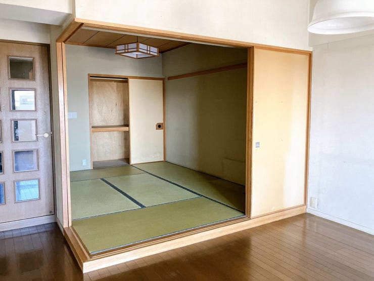【和室】
畳の香りが心を落ち着かせ、くつろぎの空間を演出します!
来客時の客間やお子さまの遊び場としても使いやすく、布団を敷けば寝室にもなり、多目的に使える便利で快適なスペースです!