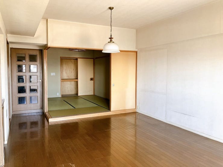 【見通しの良いリビング】
広々としたリビングはどこにいてもお部屋全体が見渡しやすく、ぱっと見て室内の様子が把握しやすいです♪
そのため小さなお子様がいるご家庭や、ペットを飼われていても安心です!