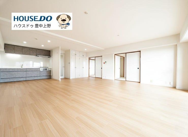 【外観】
【LDK】
リフォーム済み&約24.8帖のLDKです!どんな家具の配置にするか、想像が膨らみそうなお部屋ですね!