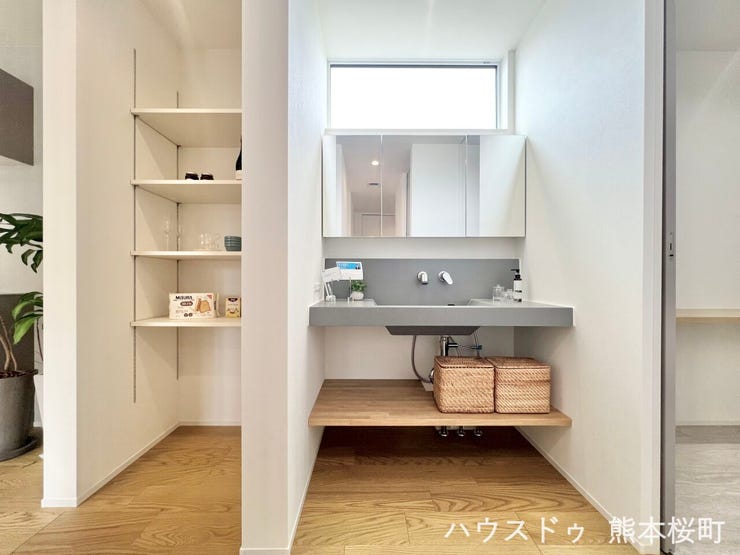 ■ゆとりある造作洗面台■自分を磨き、気持ちを切り替える。心地よい光が差し込むプライベートスペース。